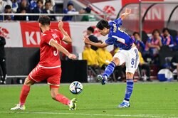 本田圭佑「彼が本当のコーチだ！」南野拓実の枠外シュートをがっちりつかんだ“キャッチニキ”「試合の全部を持っていった」と話題