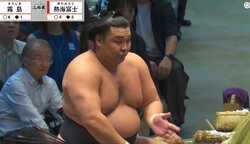 「メンチ切ってる」霧島、熱海富士に詰め寄り“ただならぬ形相” カメラが捉えた“わずか2秒”の出来事に元若乃花も驚きと困惑