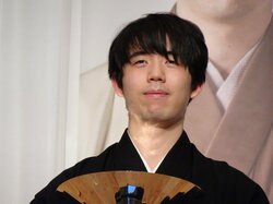 藤井聡太竜王「将棋の奥深さを感じたシリーズ」防衛4連覇の就位式に出席 対戦相手の佐々木勇気八段「強かった、その一言」