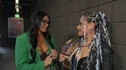 人気日本人レスラーの“美人秘書”が実は…「バッキバキ」腹筋披露  レジェンド女子と“ムキムキ共演”写真に反響