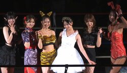 “脚なが”セクシーなJKラウンドガール、純白衣装で特技を披露 際立つ存在感にファン注目