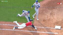 これぞ山本由伸！ 自らピンチの芽を摘むアクロバティックな“超ファインプレー”に相手選手も頭を抱える「さすがゴールデングラブ」