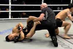 衝撃KO、止めに入ったレフェリーが受難！ 意識もうろうの選手に「膝十字」を極められる