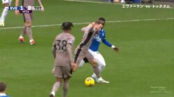 これは痛すぎる！水平チョップでイングランド代表が一発ノックアウト　ダブルタッチの神技直後に裏拳直撃で転倒悶絶の瞬間