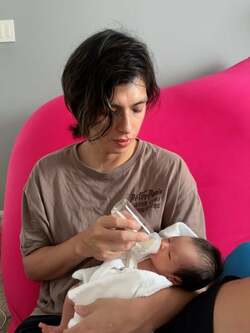 川崎希、夫・アレクと息子に出してもらった出生届「ついにお名前決まりました」 