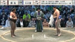 そんなところに… 土俵外にちょこんと置かれた”総額329万円分”懸賞の束「わぁ、分厚い」「シュールな画ずら」驚愕の姿