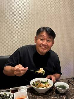  花田虎上、妻のリクエストで家族揃って焼肉へ「久しぶりに4人集合しました」 