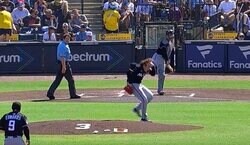 一体、何が起きた…？ 投球練習後に想定外のアクシデント…“予期せぬ悲劇”「危ねえ！」「大丈夫かよ…」マ軍投手の頭部に捕手の送球が直撃