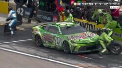 こんなことある！？ 3連勝中のトップドライバーがなぜ…ピットを出て別のピットへ入る珍事が発生 ファンは騒然「これペナルティすね」