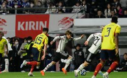 伊東純也が「マジで天才過ぎる」本職ではないポジションでも“イナズマ炸裂” 圧倒的なスピードとフィジカルで相手を吹っ飛ばす 