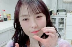 54歳美魔女、ミニスカから覗く美脚に絶賛の声「足キレイ」22歳の娘と服を交換