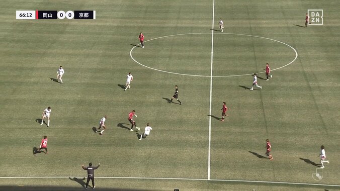 「アメフト過ぎる」重戦車ルカオ、相手2人を背負い躱し3人目も吹っ飛ばす“猛突ドリブル”にスタジアム騒然「何人ならボール取れるんよ」 3枚目