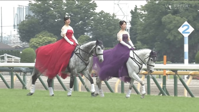 「お姉さんが綺麗なドレス」華やか誘導馬