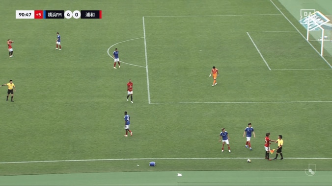 「なぜキレた？」長期出場停止も…浦和MFが副審を小突き一発退場「手を出すのは愚か」「何やってんだよ」まさかの暴挙に批判 5枚目