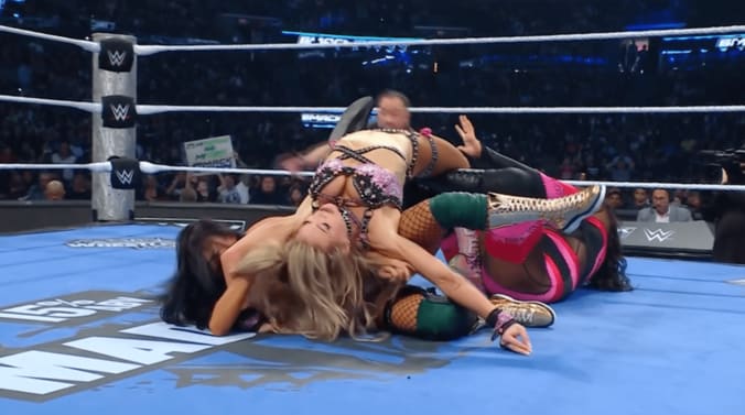 そのまま抑え込みが完成し、レフェリーがカウント3を数えて勝負あり