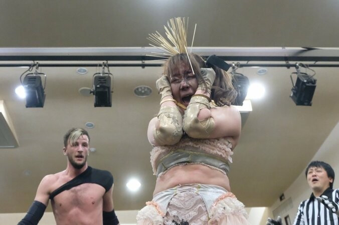 竹串乱打…“狂気”のイッテンヨン！ 崖のふち女子プロレス、男女対決で壮絶マッチ 1枚目