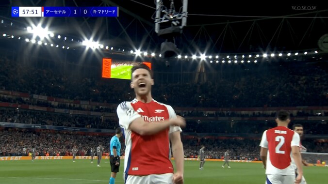 SNS狂喜乱舞！ CL決勝T初“直接FKダブル”の歴史的瞬間「力強いベッカム」「朝からライスおかわり」「クルトワから２本はえぐすぎる」アーセナルMFの弾丸カーブショットが話題沸騰 3枚目