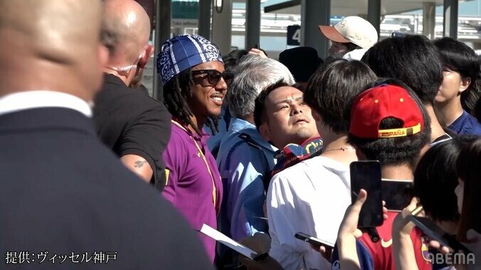 【バルサ来日】「来てる全員にサインしてくれた」クンデの“神対応”が話題！「ずっと本当に優しいな」笑顔のファンサービスに感動の声 3枚目