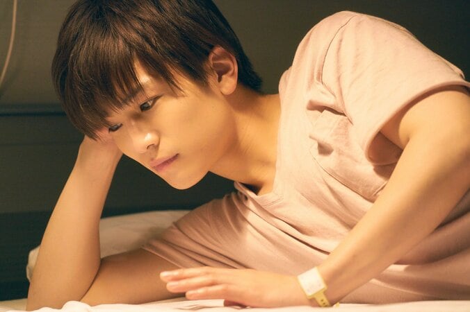 杉咲花が岩⽥剛典を支える　『パーフェクトワールド君といる奇跡』病室の場⾯写真解禁 2枚目