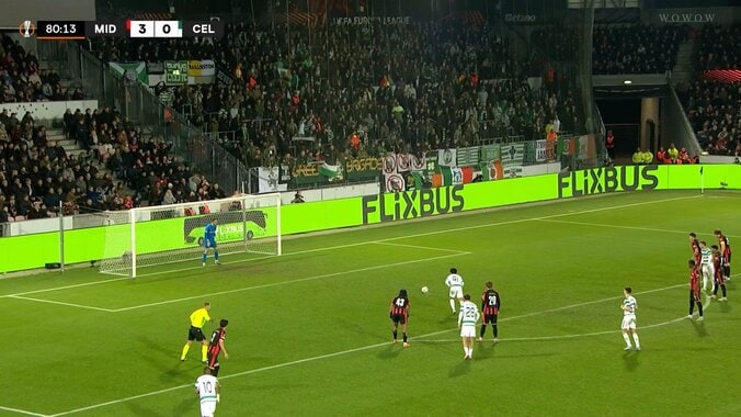 日本代表MF、大ブーイングのなか強烈PK弾を叩き込んでEL初得点！「一矢報いた！」GKの手を弾く弾丸シュート炸裂の瞬間 5枚目