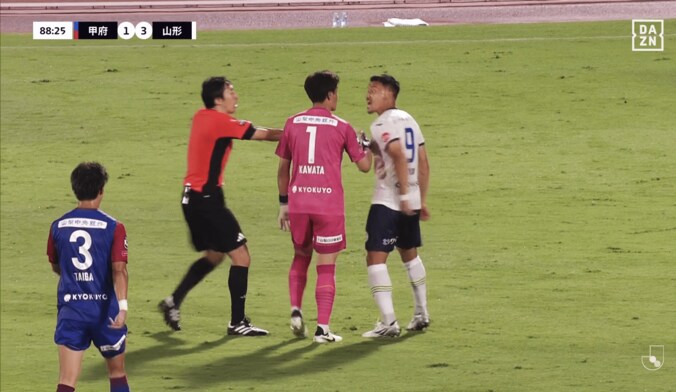 激昂する山形のFW高橋潤哉