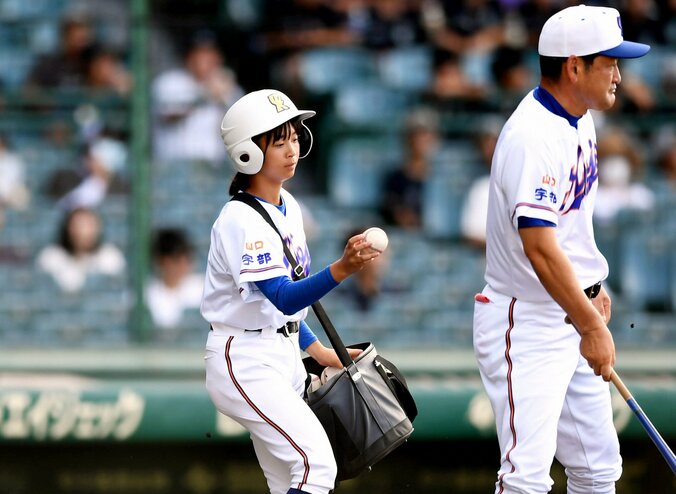 大会史上初！甲子園で女子部員が試合前ノックに参加 聖地甲子園で新たな歴史の1ページ 岡野マネジャー、涙で「宝物です」 1枚目