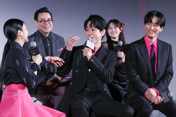 【写真・画像】柴咲コウ、横山裕の“丸出し”姿に驚愕「あんなにいいの？」 ドラマ『スキャンダルイブ』イベントで素顔を暴露　2枚目