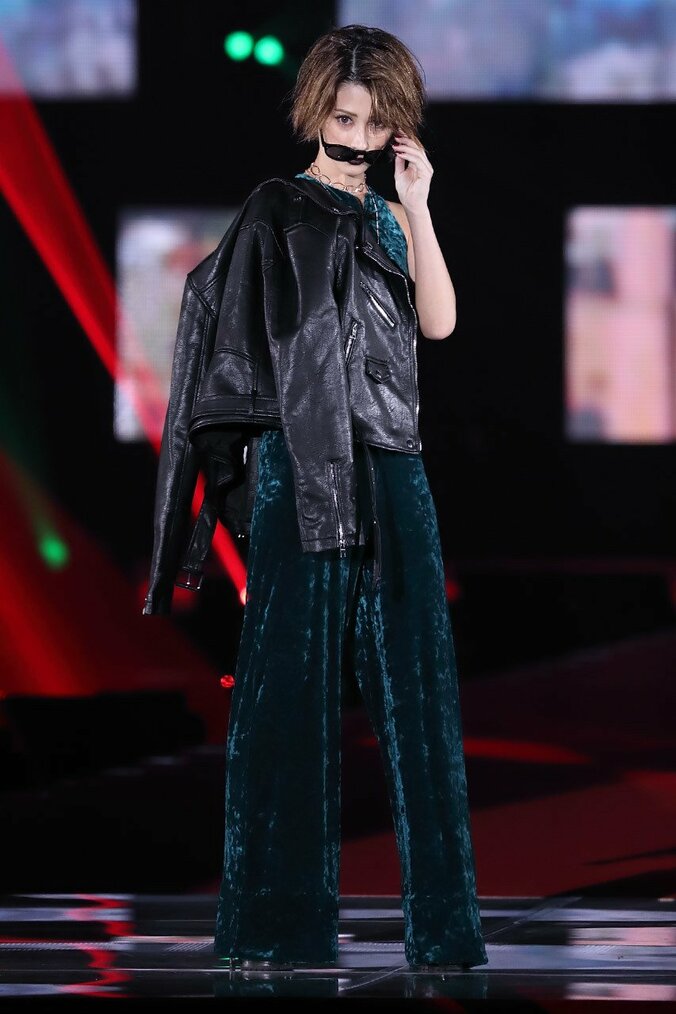 広瀬アリス＆すず姉妹の”イチャイチャ”に大歓声！ 初の幕張開催に3万1000人集結 -ガールズアワード2017A/W【画像集】 12枚目