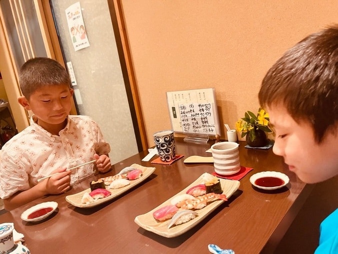  ダイアモンド☆ユカイ、双子の息子達と訪れた別居中の妻との思い出の店「沢山食べて大きくなれよ」  1枚目