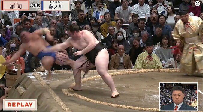 藤ノ川を土俵の外へ吹き飛ばす獅司