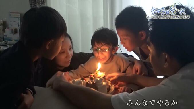 【写真・画像】5倍の速さで老化が進む「コケイン症候群」を抱える男の子 余命１年…家族の決断は 「わが子は誉れ」懸命に生きた16年の記録　1枚目