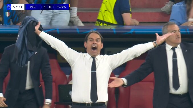 「何キレてんねん」インテル指揮官、情熱爆発の“謎ジェスチャー”が話題「ミスタービーンのような動き」ファウルに激昂?→イエローカードをもらった瞬間 3枚目