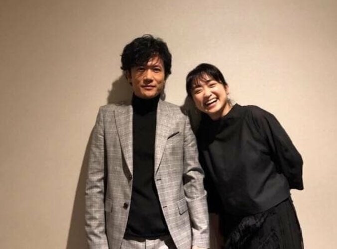 稲垣吾郎、夫婦役の池脇千鶴との2ショットを公開「いつか夫婦漫才を一緒にやりましょうね」 1枚目