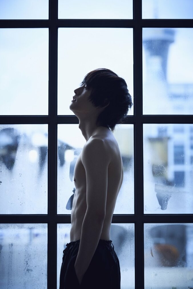 舞台『刀剣乱舞』で話題の人気俳優・和田雅成、写真集『初戀』発売 4枚目