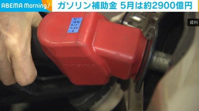 給油する人