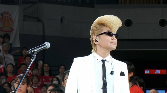 「めっちゃカッコイイ！」綾小路翔の“ロックな国歌独唱”にSNS騒然「アカペラなのに氣志團らしさ」「気迫が伝わって震えた」バスケ代表戦を盛り上げ 3枚目