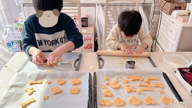  辻希美、息子達が夢中になったクッキー作り「いい時間でした」  1枚目