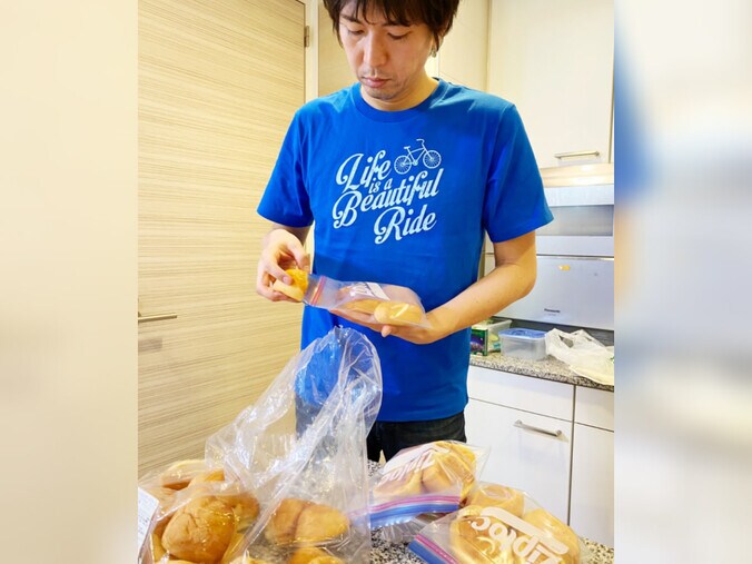 コストコで買ったパンを小分けにする宮崎謙介さん