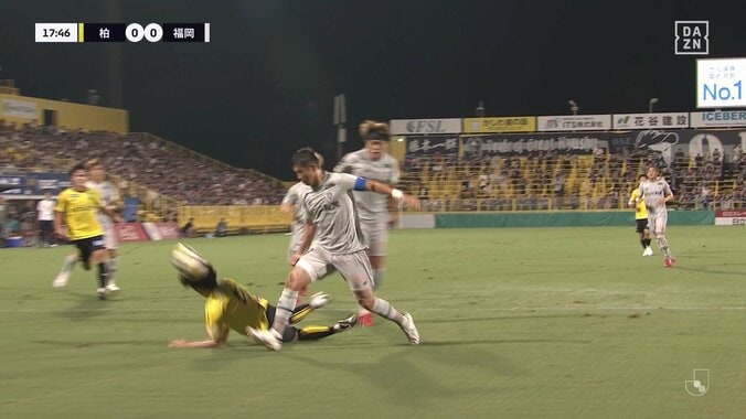 判定に物議！日本代表DF、ペナルティエリア内の接触でファウル→PKに「これがファウルなん？」「相手がうまかった」 5枚目