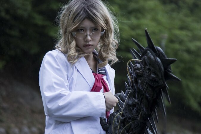 浅川梨奈がチェーンソーで改造死体をなぎ倒す！『血まみれスケバンチェーンソーRED』場面写真解禁 4枚目