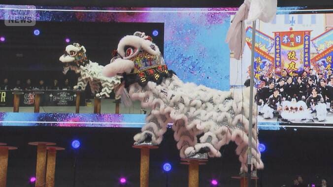 中華獅子舞の世界大会が日本初開催　8つの国と地域から参加、2人1組で獅子操る 1枚目