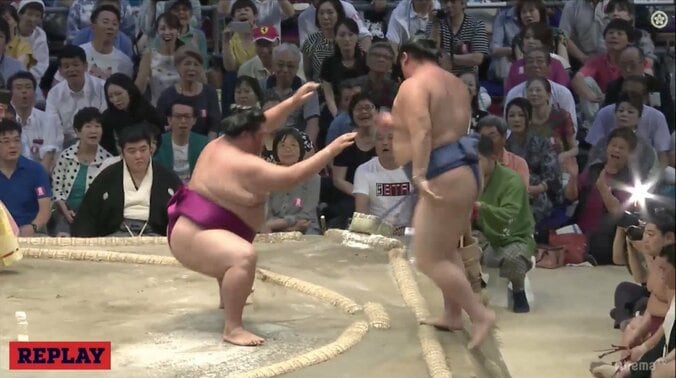 横綱不在場所で関脇・御嶽海が6連勝！初優勝に向けて絶好調 1枚目