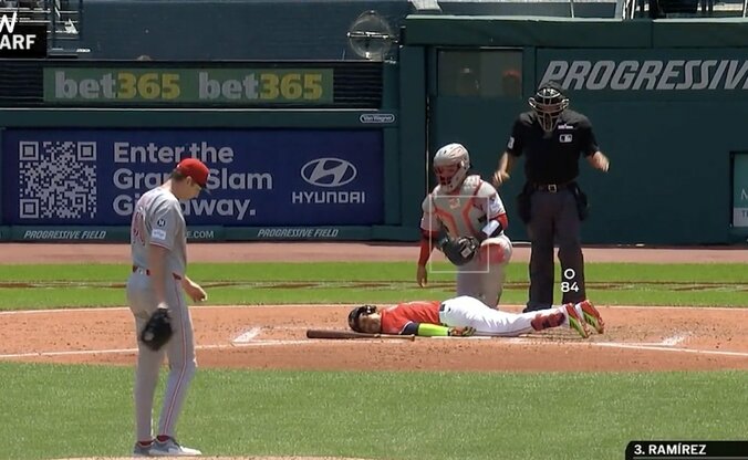 【写真・画像】やりすぎ…！名物レポーター・エリカさん、“まさかの珍ハプニング”「これはヤバい」 インタビュー中に大変なことになる「めっちゃ雰囲気いいなｗ」　1枚目