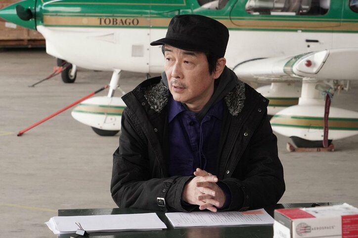 大泉洋が命名！渋すぎ“オーラ怪獣”佐藤浩市らの『騙し絵の牙』新・場面写真解禁