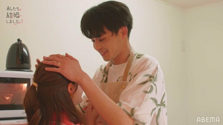 川島海荷、料理中にキッチンで…年下夫からの急なスキンシップにガチ照れ『私たち結婚しました3』第5話