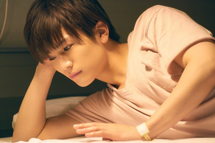 杉咲花が岩⽥剛典を支える 『パーフェクトワールド君といる奇跡』病室の場⾯写真解禁