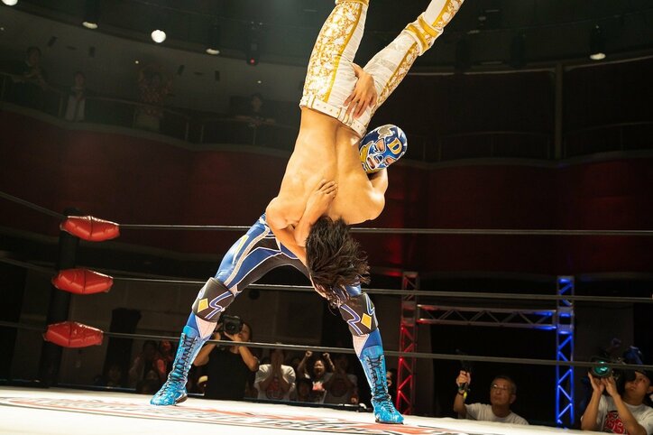 覆面D（関口メンディー）&ハオウ（武知海青）がついに直接対決！「背負いながら生きている僕らは前に進まなければ」同じ傷を負った二人の戦いの結末は？『覆面D』最終話