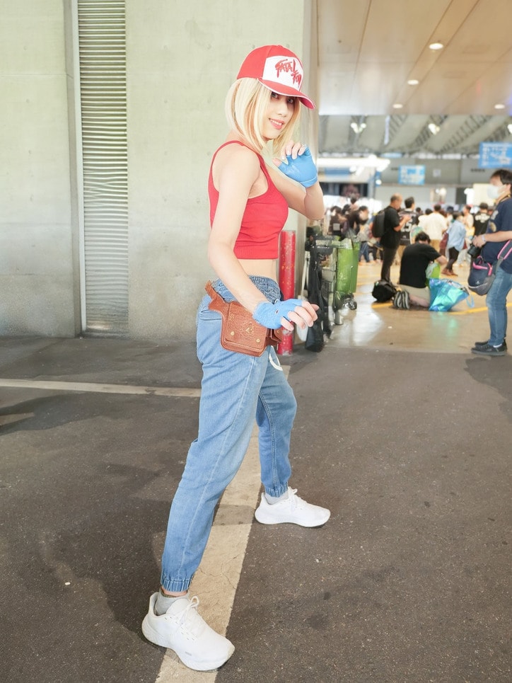 [Photos/Images] "I Trained at a Kickboxing Gym for the Midriff-Baring Costume": Blue Mary Cosplay from Fatal Fury 5th