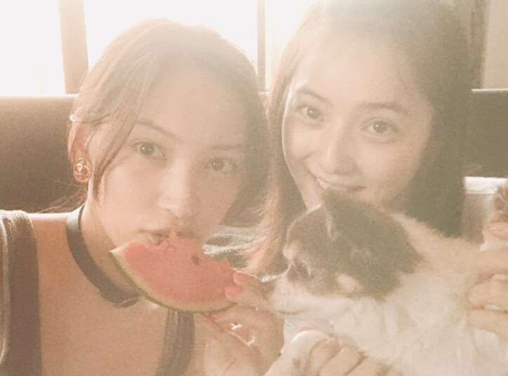 大政絢、親友・佐々木希とのスイカショットに絶賛の声「奇跡のかわいさ」