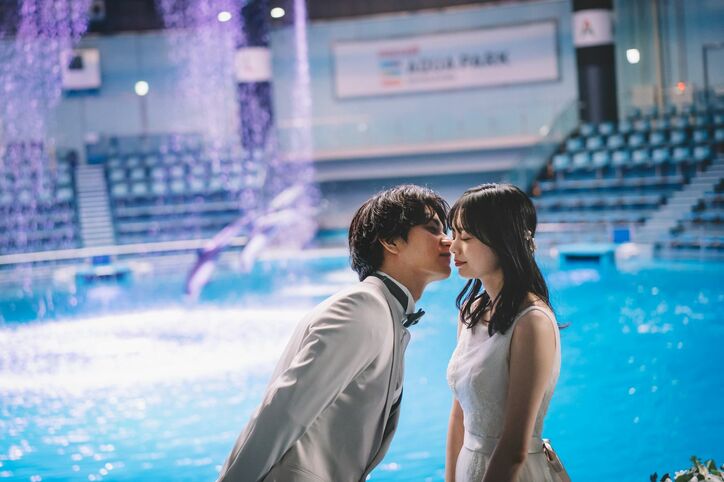 瀬戸利樹、妻・紺野彩夏に誓いのキス！ロマンチックな瞬間に川島海荷も「こんな豪華なキスある？」『私たち結婚しました4』第1話